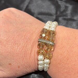 Elegant Pearl and Gold Beaded Bracelet